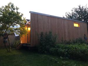 ein kleines Holzhaus mit seitlicher Beleuchtung in der Unterkunft La cabane du bonheur in Aix-les-Bains