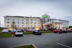 ein großes Hotel mit Autos auf einem Parkplatz in der Unterkunft Holiday Inn Express Stellarton-New Glasgow, an IHG Hotel in Stellarton