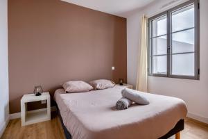 Tempat tidur dalam kamar di Villa avec Jacuzzi et Clim à Marsilly