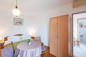 Cette petite chambre comprend une table et un lit. dans l'établissement Ferienwohnung für 2 Personen ca 30 qm in Viganj, Dalmatien Süddalmatien, à Viganj