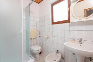 La salle de bains est pourvue de toilettes, d'un lavabo et d'un miroir. dans l'établissement Ferienwohnung für 2 Personen ca 30 qm in Viganj, Dalmatien Süddalmatien, à Viganj