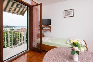 Cette petite chambre comprend un lit et un balcon. dans l'établissement Ferienwohnung für 2 Personen ca 30 qm in Viganj, Dalmatien Süddalmatien, à Viganj