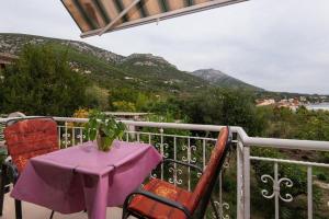 einen Tisch und Stühle auf einem Balkon mit Bergblick in der Unterkunft Studio für 2 Personen ca 30 qm in Viganj, Dalmatien Süddalmatien in Viganj