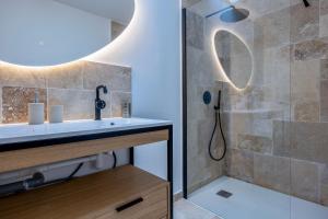 a bathroom with a sink and a shower at Villa avec Jacuzzi et Clim à Marsilly in Lagord +41 photos