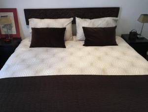 1 cama grande con 2 almohadas encima en CENTRAL 1BR IN CANNES, en Cannes