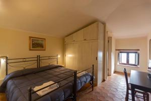 - une chambre avec un lit, une armoire et une table dans l'établissement Pie' d'Ulivo, à Bosco