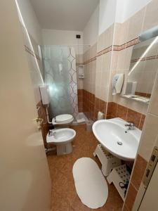 un piccolo bagno con servizi igienici e lavandino di Villa Salvarezza a Noli