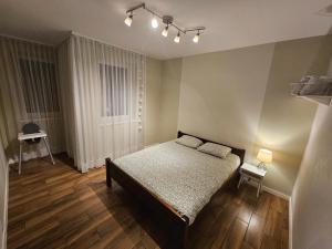Кровать или кровати в номере Dom na Partykowie