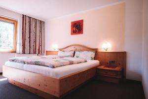 sypialnia z łóżkiem z drewnianą ramą w obiekcie Ferienwohnung in Bach mit Garten und Grill - b61639 w mieście Bach