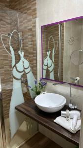 uma casa de banho com um lavatório e um espelho em Alojamiento Turístico la Moneda de Huecar em Cuenca
