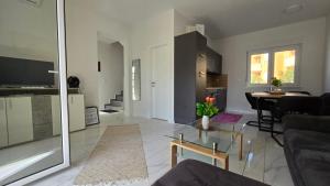 ein Wohnzimmer mit Sofa und Tisch in der Unterkunft THREE FLOOR Deluxe Pool Apartments in Novalja