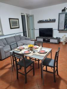 a living room with a table and chairs and a couch at Casa Vacanze Matteotti di Scilla in Scilla