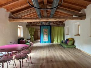 a living room with a pink table and chairs at Solimago Dimora Storica in Solferino