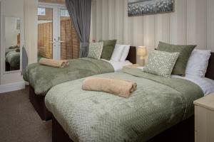 Krevet ili kreveti u jedinici u okviru objekta Arnside - Spacious 10-Bedroom Seaside Cottage