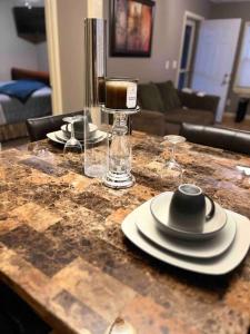 een tafel met borden en glazen erop bij The Woodland Villa in Kansas City