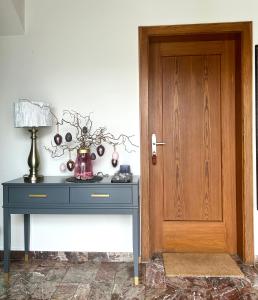 stół z wazonem obok drzwi w obiekcie Großes Apartment mit Terrasse und Garten w mieście Oberhaching