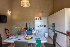 uma sala de jantar com uma mesa branca e cadeiras em Villa Colle em Acqualagna