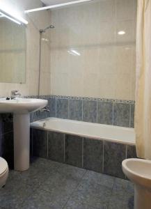 
a bathroom with a sink, toilet and bathtub at Hotel Restaurante La Casilla in Cangas del Narcea
