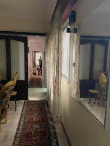 een gang van een huis met een deur en een tapijt bij Fully furnished flat in Miami Alex in Alexandrië