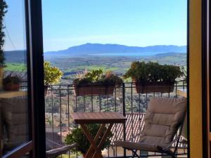een balkon met een tafel en stoelen bij Ferienwohnung für 4 Personen ca 40 qm in Magliano in Toscana, Toskana Maremma in Magliano in Toscana