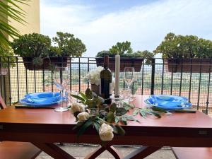 een houten tafel met een fles wijn en glazen bij Ferienwohnung für 4 Personen ca 40 qm in Magliano in Toscana, Toskana Maremma in Magliano in Toscana