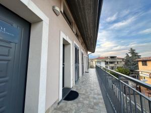 - Balcón con puerta en un edificio en Amour Içi appartamenti e suite in centro en Mascalucia