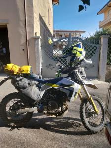 ein Motorrad, das vor einem Zaun parkt in der Unterkunft B&B La Dolce Sosta in Fonni