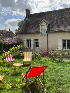 grupa krzeseł w ogrodzie domu w obiekcie Longère de charme w mieście Saint-Cyran-du-Jambot