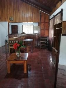 una stanza con un tavolo e un vaso di fiori di Almendros House a Coco