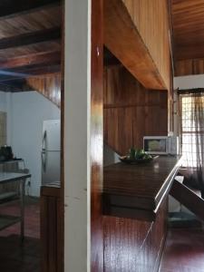 Almendros House في كوكو: مطبخ مع كونتر عليه صحن من الطعام
