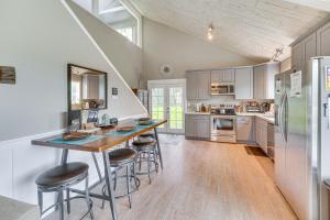 una cocina con mesa y taburetes. en Beautiful Greenwood Home with 5 Acres and Views, en Pilot Hill