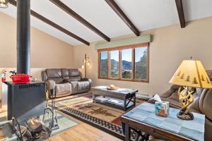 sala de estar con sofá y chimenea en Twin Sisters Views Vacation Rental by Estes Park Homes home, en Estes Park