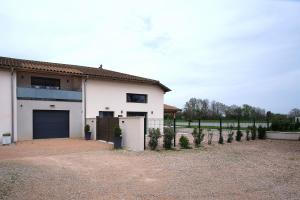 a white house with a garage and a driveway at Ici on est à Laiz in Laiz