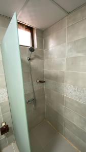 La salle de bains est pourvue d'une douche avec une porte en verre. dans l'établissement Wadi Rum palace, à Wadi Rum