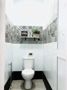 een badkamer met een wit toilet in een kamer bij Lovely Jannah Cottage Kulim in Kulim