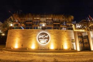 um edifício com uma placa à frente à noite em west coast boutique hotel em Bodrum City