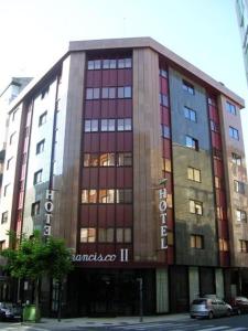 un gran edificio con un cartel en la parte delantera en Hotel Francisco II, en Ourense