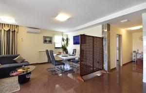 ein Wohnzimmer mit einem Sofa und einem Tisch darin in der Unterkunft Komfortable Wohnung in Savudrija mit Grill, Garten und Terrasse in Savudrija