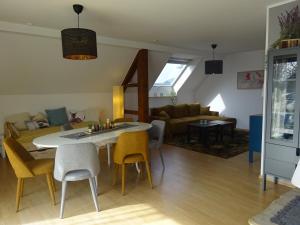 eine Küche und ein Wohnzimmer mit Tisch und Stühlen in der Unterkunft Eifelheimat-Lorbach in Schleiden-Herhahn in Schleiden + 36 Fotos