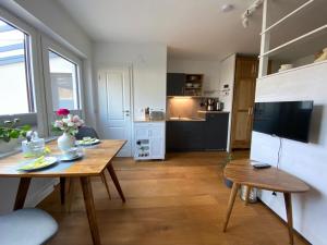 O bucătărie sau chicinetă la Helle Ferienwohnung in Oberfellendorf mit Terrasse, Grill und Garten