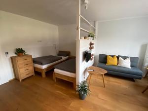 Un pat sau paturi într-o cameră la Helle Ferienwohnung in Oberfellendorf mit Terrasse, Grill und Garten +1 fotografie