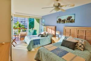 a bedroom with two beds and a ceiling fan at Departamento a pie de playa in Nuevo Vallarta