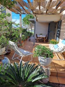 un patio esterno con sedie, piante e tavolo di Casa en Sant Jordi a Sant Jordi