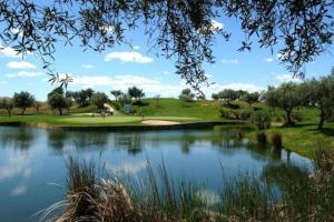 vista su un campo da golf con laghetto di Casa en Sant Jordi a Sant Jordi