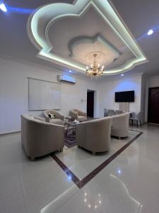 Habitación con sofás, mesa y techo. en شقق جدة دستنيشن, en Yeda