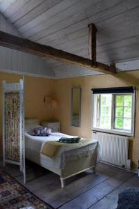 1 dormitorio con 1 cama en una habitación con ventana en Henneviken BnB, en Ed