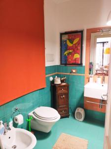 een badkamer met een toilet en een wastafel bij Casa Anita In centro in Palermo