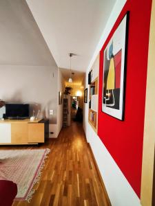 een woonkamer met een rode accentmuur bij Casa Anita In centro in Palermo