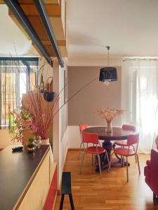 comedor con mesa y sillas rojas en Casa Anita In centro, en Palermo