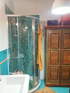 een badkamer met een douche en een wastafel bij Casa Anita In centro in Palermo